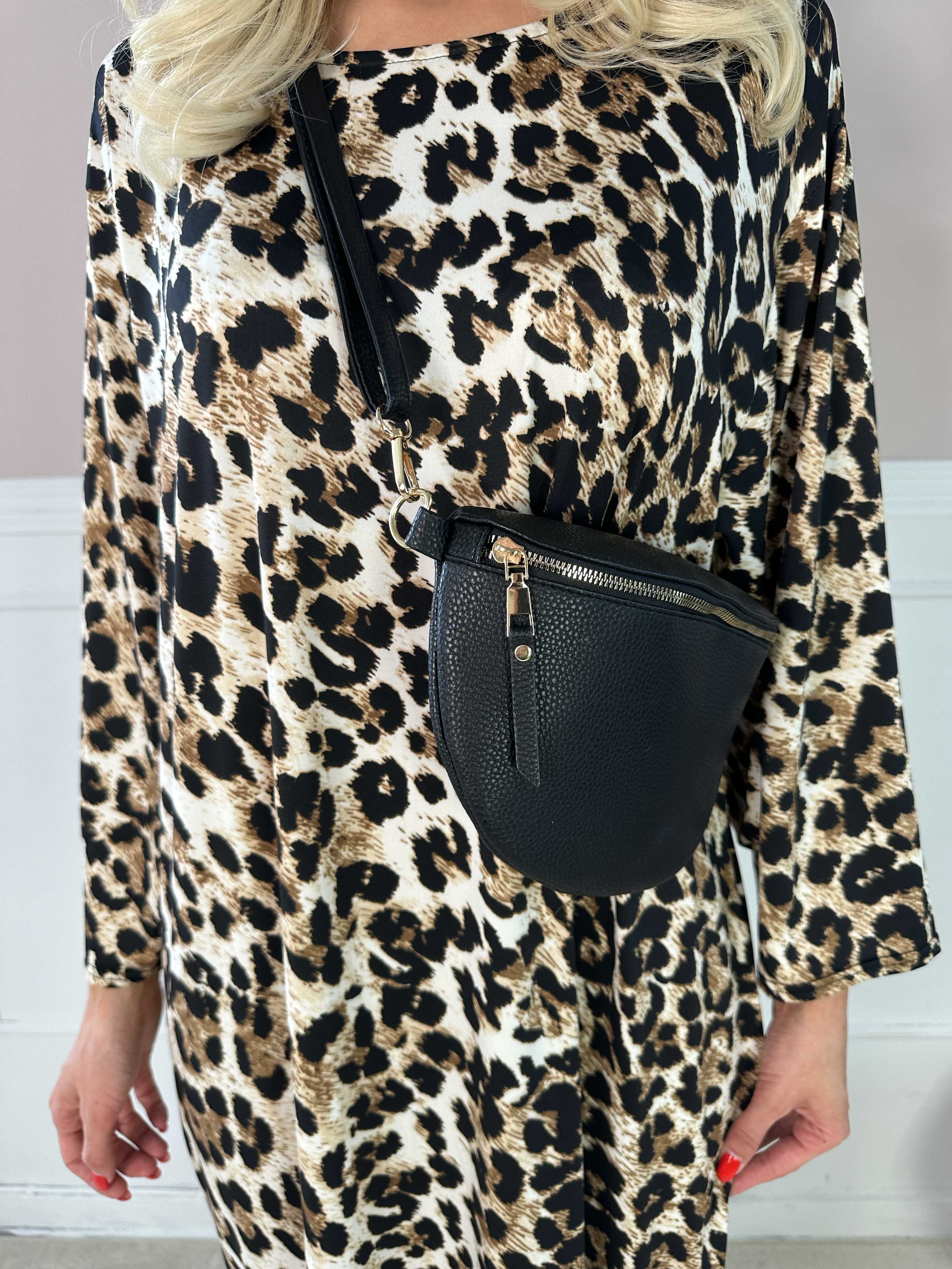 Katri - Långklänning i skrynkelfritt leopardtyg